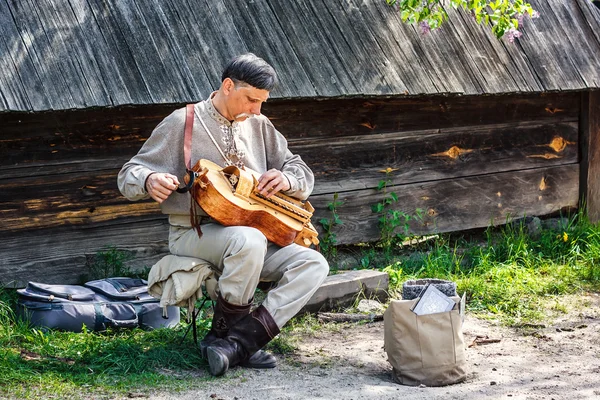 Learn The Hurdy Gurdy